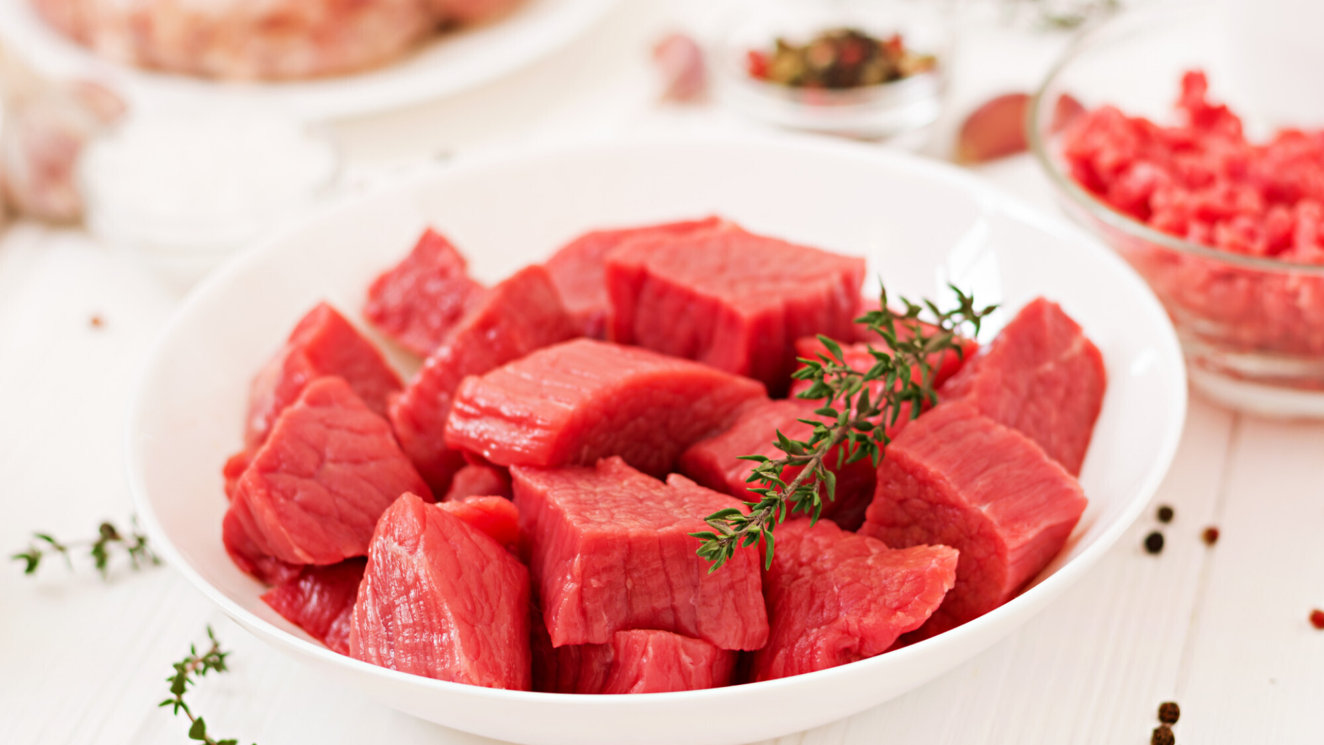 Thịt đỏ chứa là một trong những loại thực phẩm giàu purin và dễ tạo acid uric