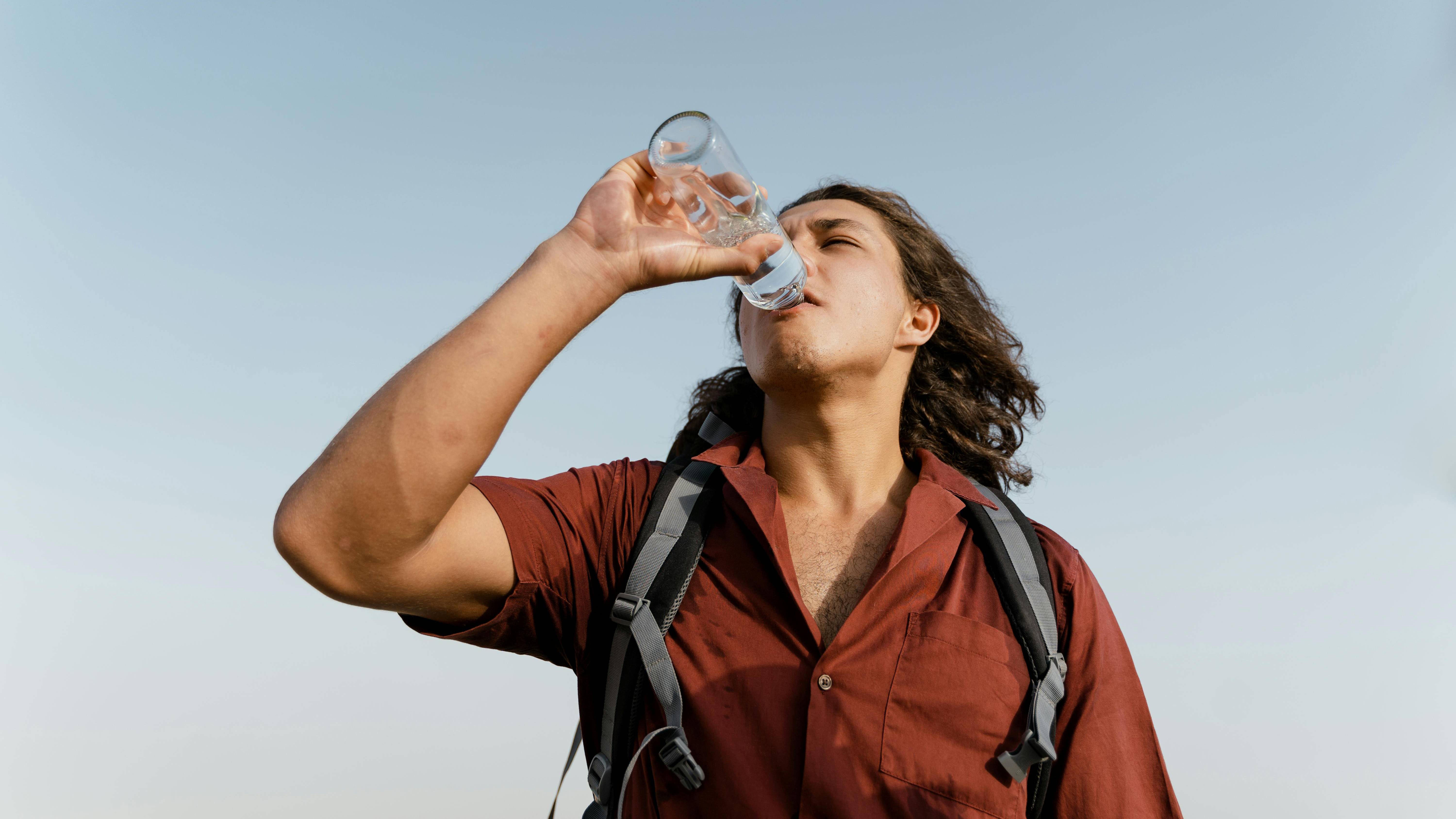 Bên cạnh chế độ ăn dinh dưỡng, người bệnh cũng cần uống đủ nước mỗi ngày