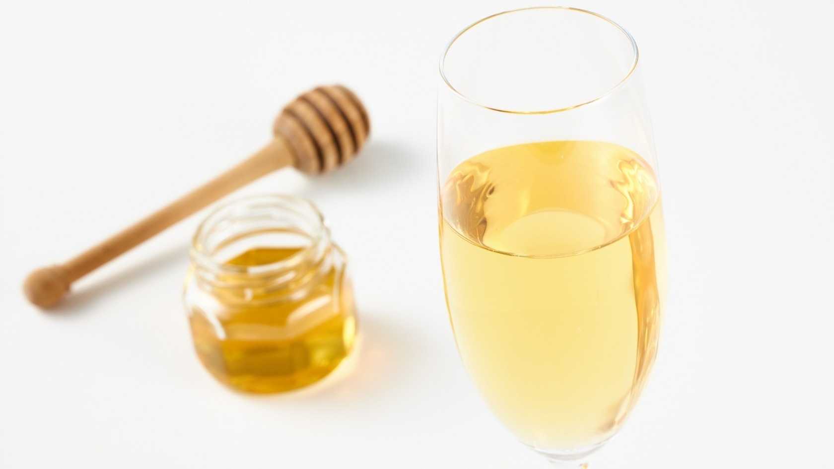 Người bị suy thận nên pha mật ong với nước ấm và dùng với lượng nhỏ để tránh rủi ro