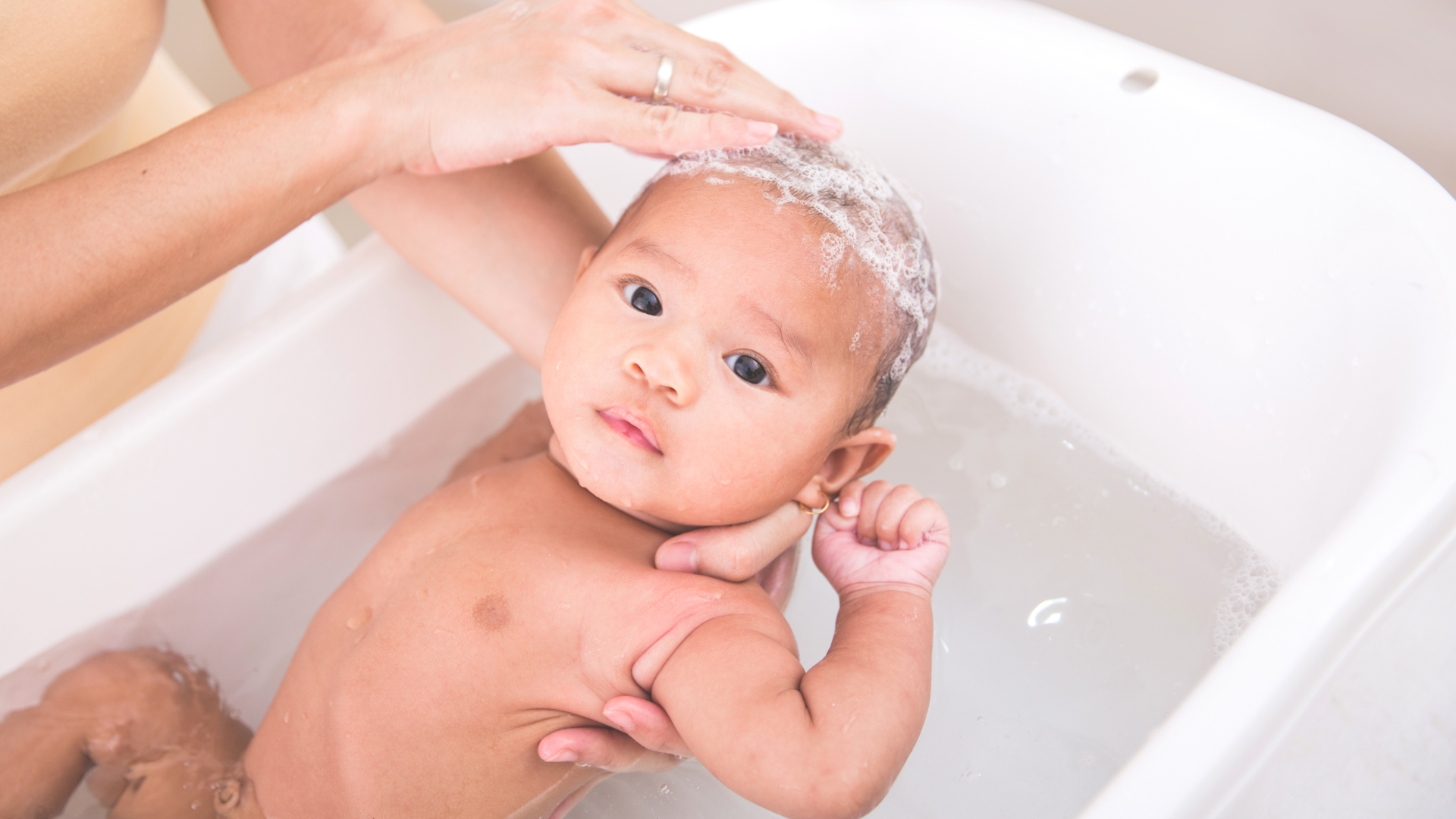 Nên tắm cho trẻ bằng nước ấm và xà phòng dịu nhẹ, tránh làm vỡ bóng nước