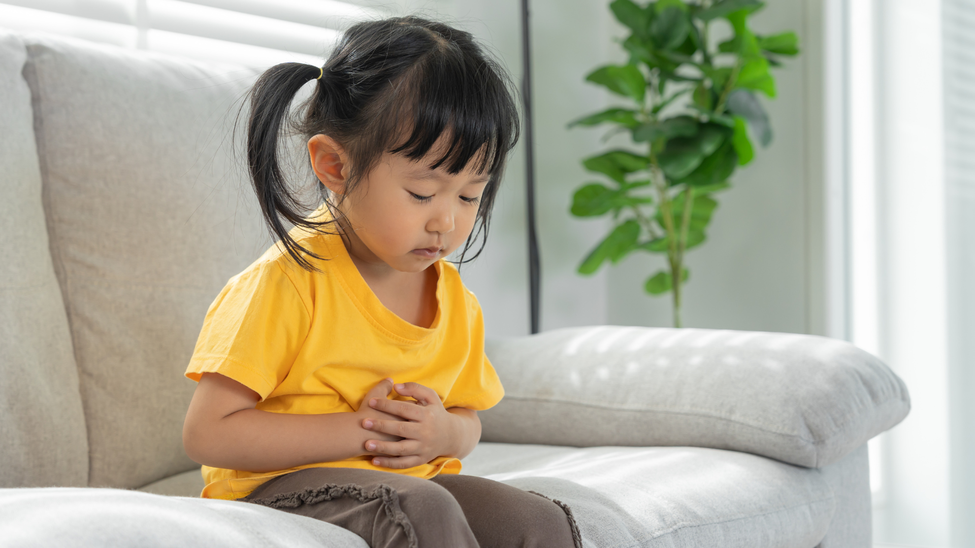 Nên đưa trẻ đi khám gấp nếu có dấu hiệu nôn liên tục