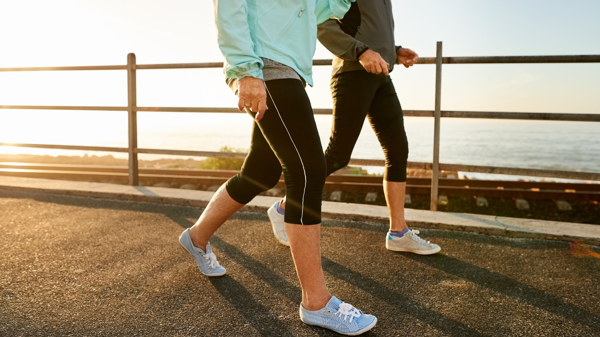 Đi bộ là hình thức vận động tự nhiên, phù hợp với hầu hết mọi người