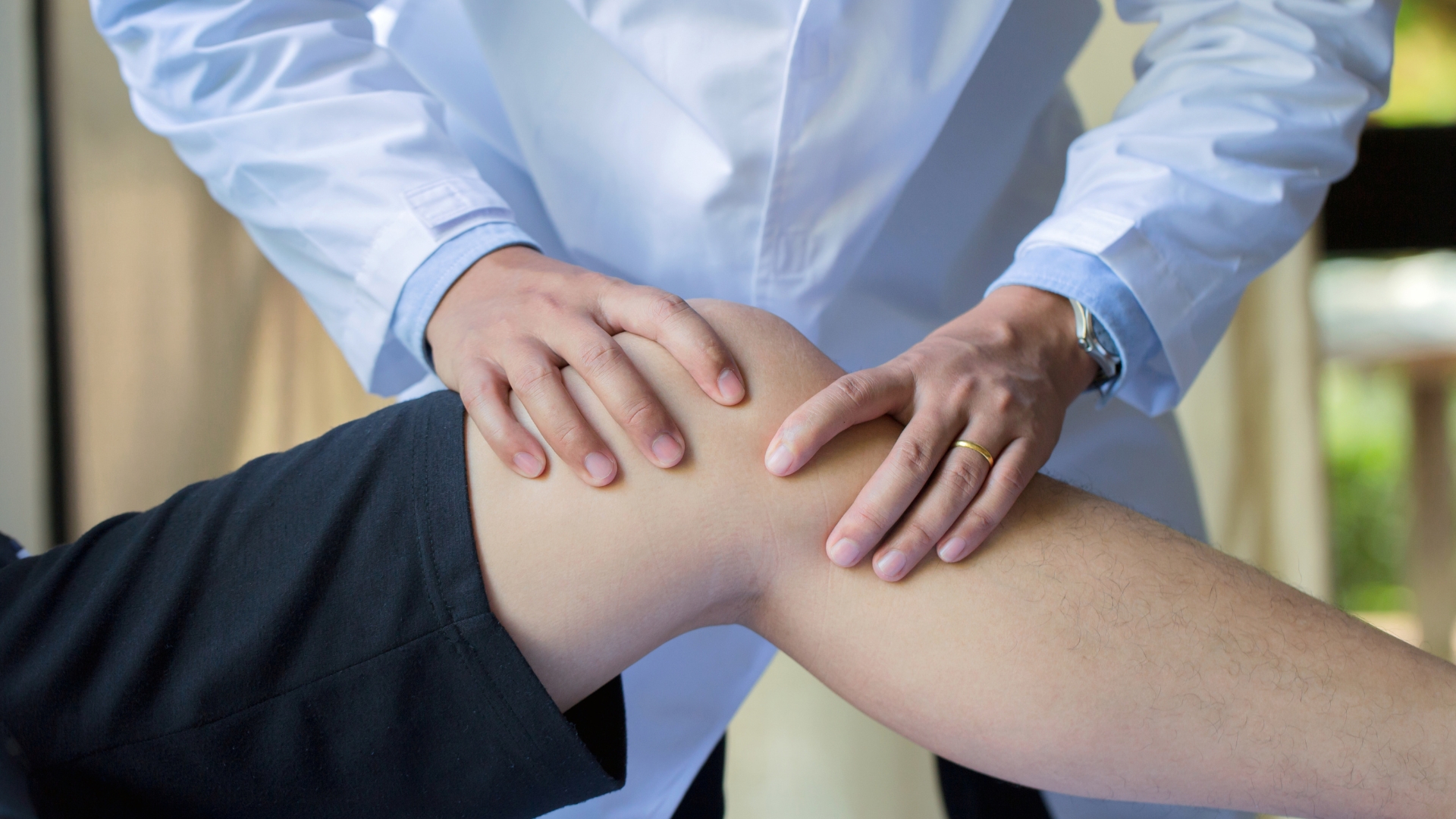 Người bệnh nên hỏi ý kiến bác sĩ chuyên khoa cơ xương khớp hoặc chuyên viên vật lý trị liệu trước khi bắt đầu tập luyện