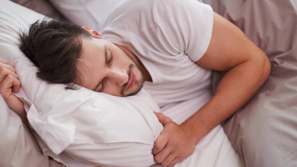 Bị thoát vị đĩa đệm có nên nằm nhiều không? Câu trả lời là không nên vì khiến đĩa đệm dễ tổn thương