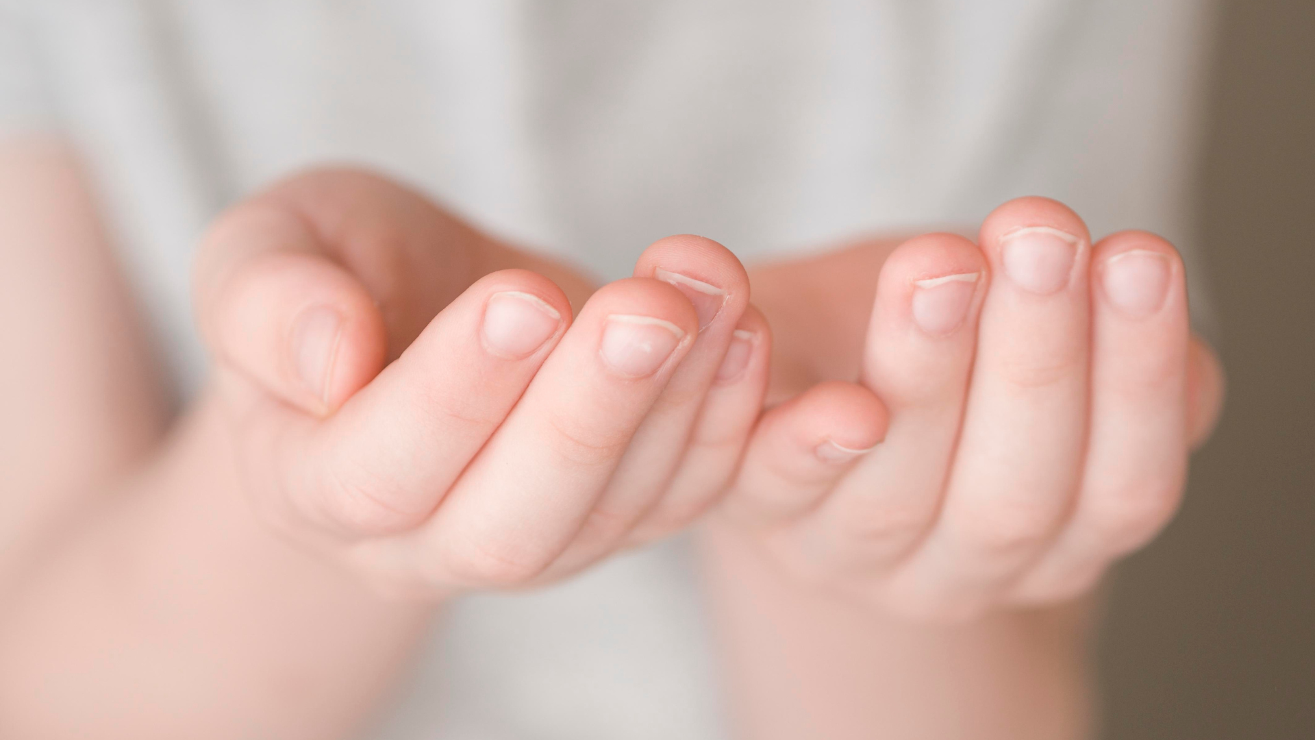 Móng tay nên được cắt sạch sẽ, giúp bé bị thủy đậu không gãi làm xước da và hạn chế nguy cơ nhiễm trùng