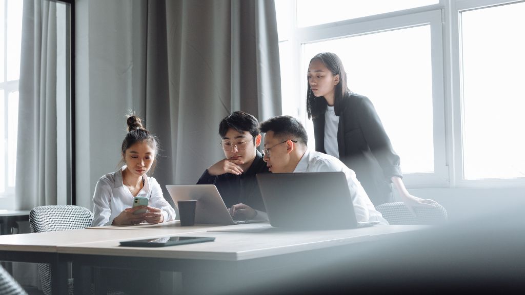 Đi làm giúp duy trì nguồn thu nhập và tránh tự cô lập