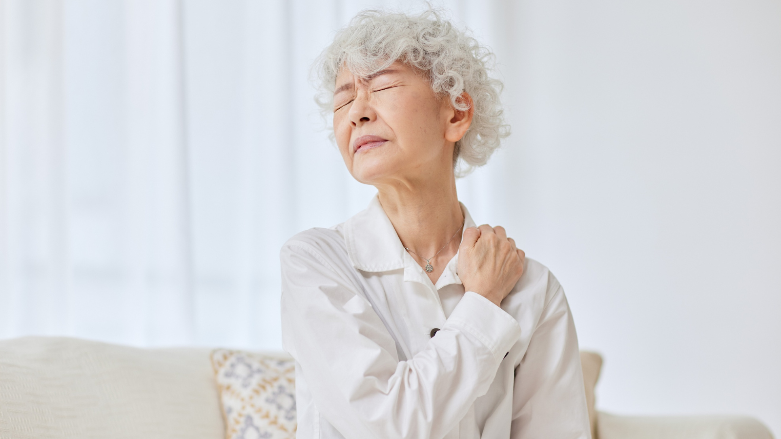 Bị trật khớp vai khi ngủ thường liên quan đến mất vững khớp vai