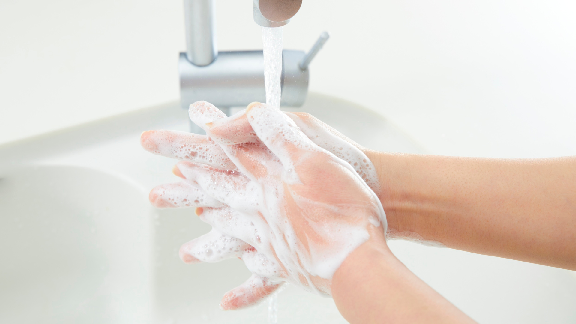 Nên vệ sinh tay sạch sẽ trước khi xử lý vết thương để tránh nhiễm trùng