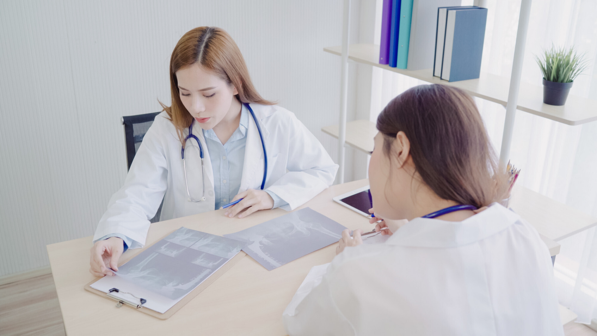 Dùng thuốc theo chỉ định của bác sĩ giúp giảm sưng, đau, ngứa