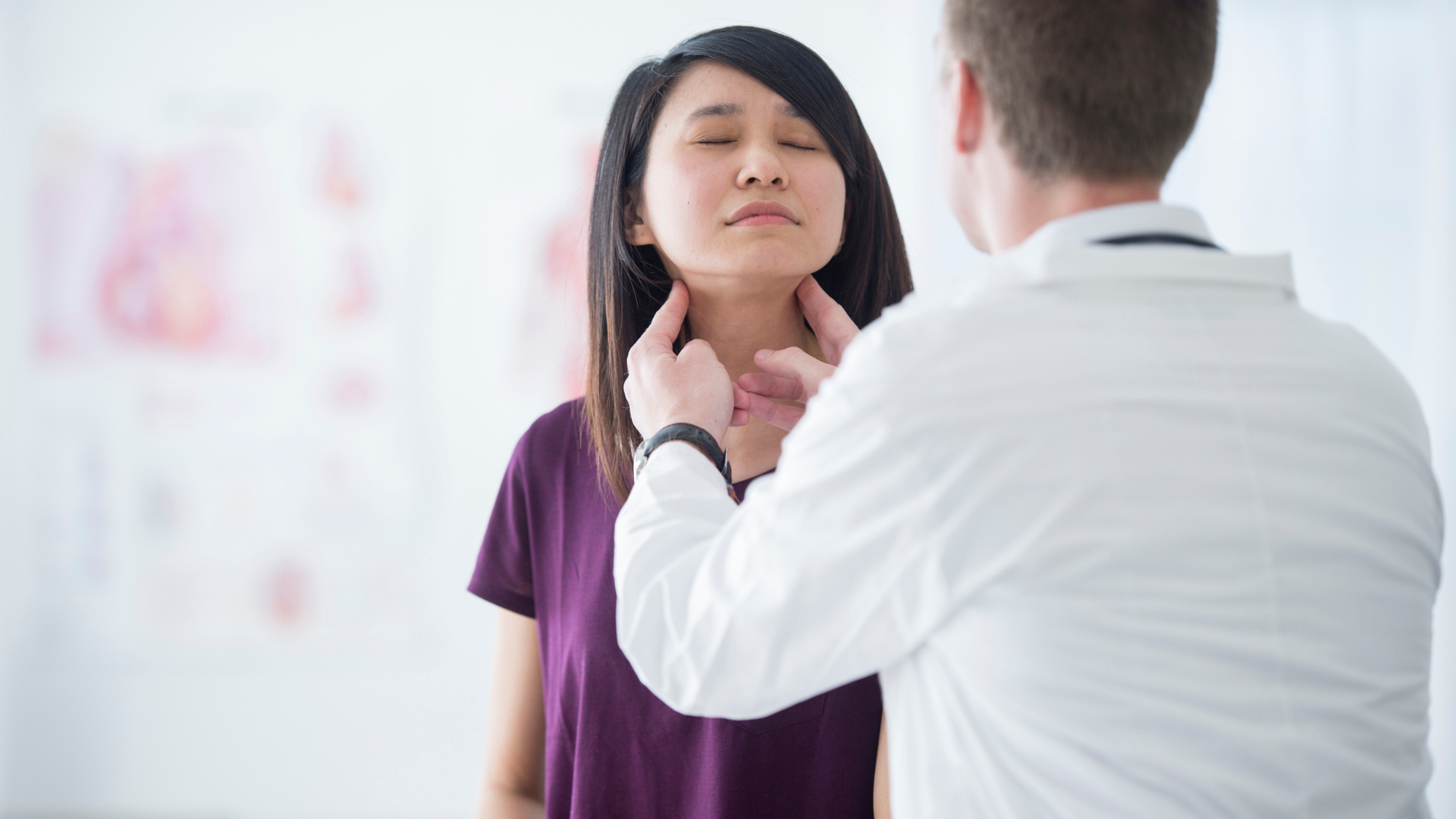 Nổi hạch sưng, có thể sờ thấy là một trong những dấu hiệu ung thư hạch lympho