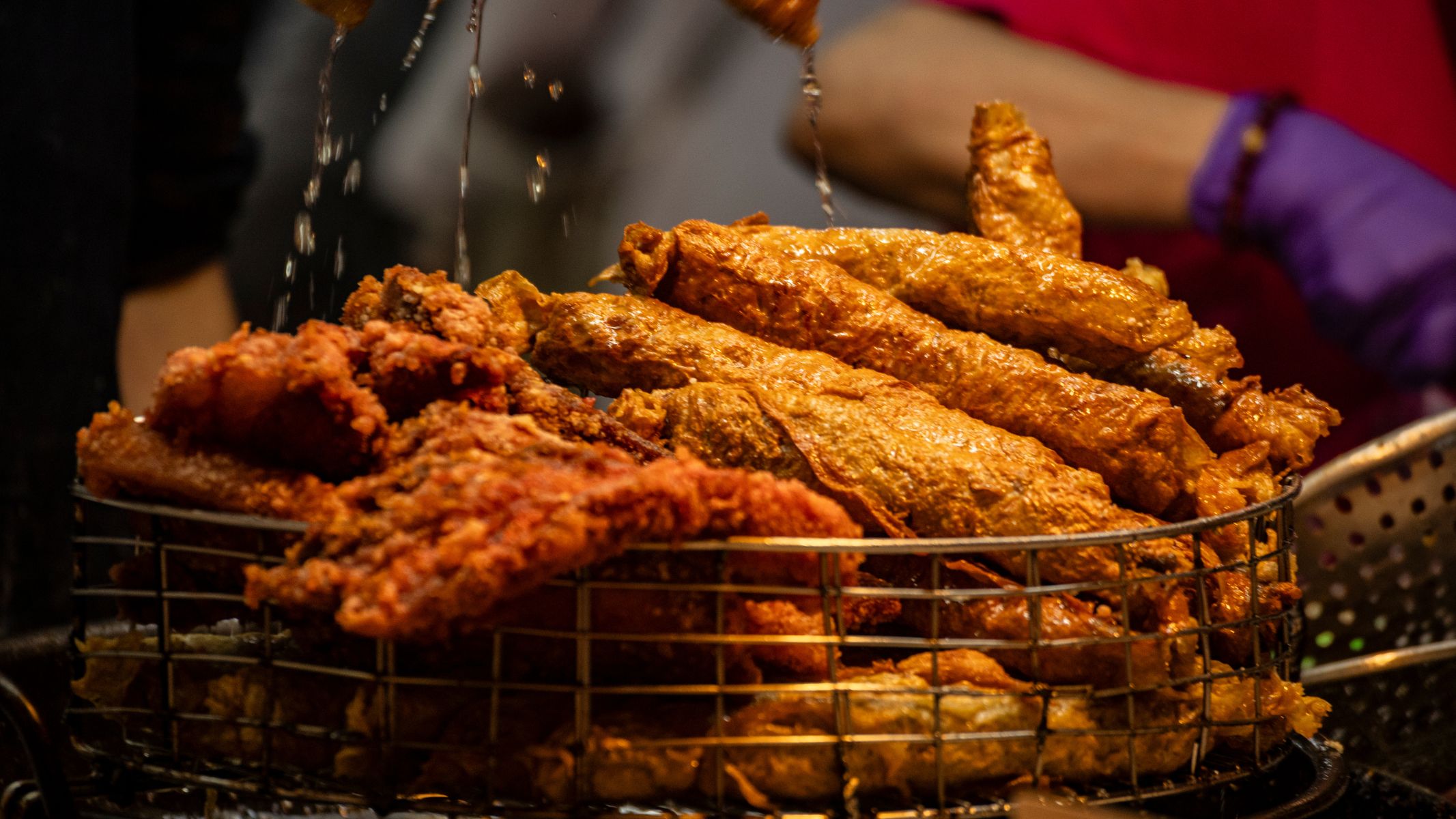 Người bệnh cần hạn chế thực phẩm chứa nhiều dầu mỡ vì có thể gây đầy bụng, khó tiêu