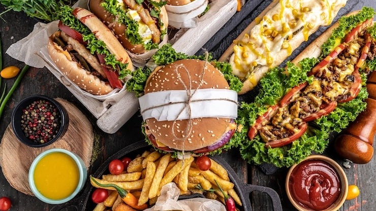 Thực phẩm nhiều dầu mỡ và khó tiêu là nhóm nên tránh khi tìm hiểu bị vi khuẩn HP không nên ăn gì