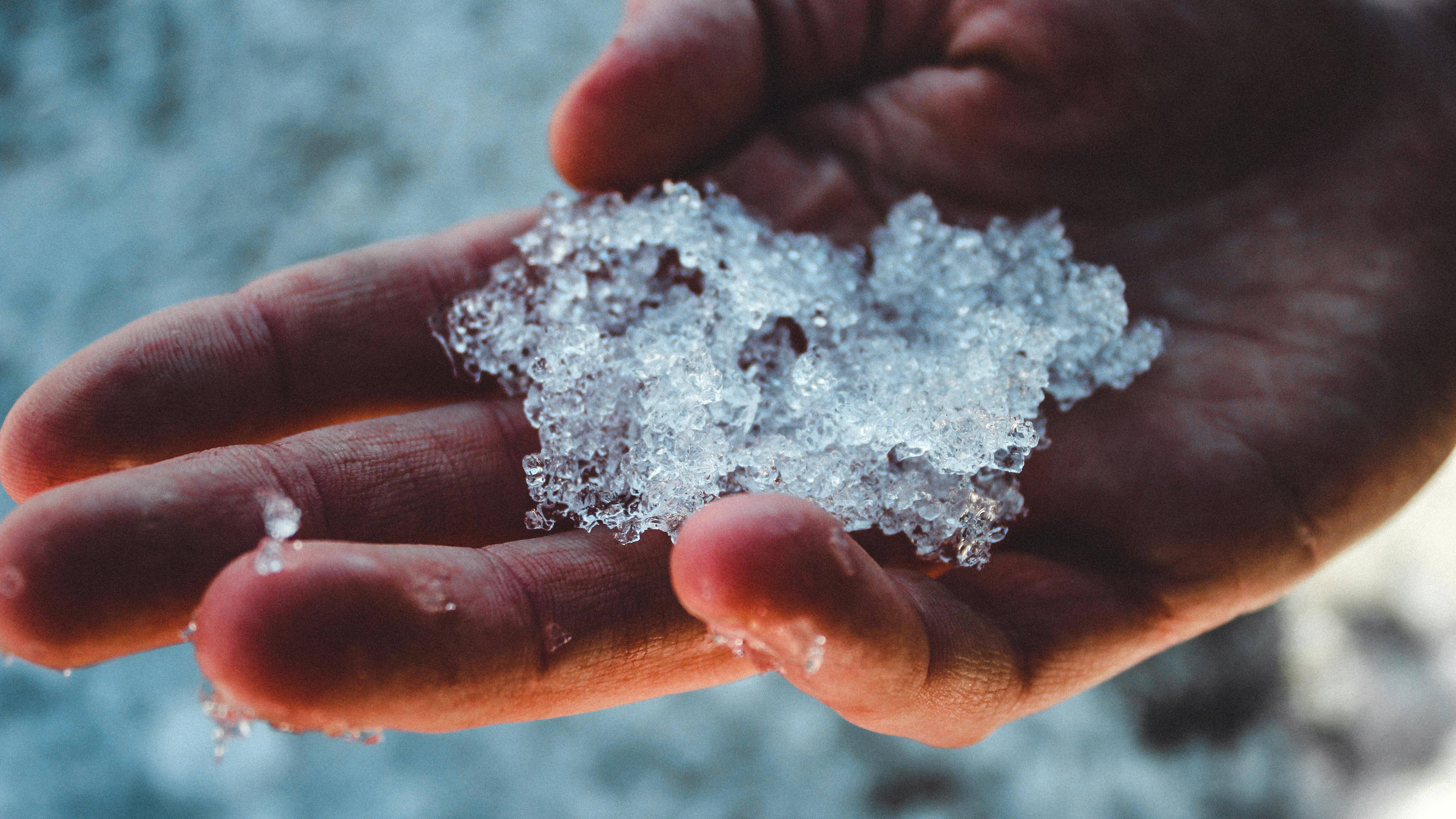 Viêm khớp chườm nóng hay lạnh phụ thuộc nhiều vào tình trạng viêm ở từng thời điểm
