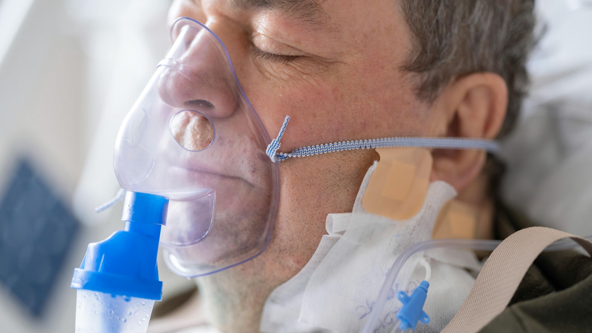 COPD gây viêm tắc đường thở kéo dài, làm giảm khả năng trao đổi khí
