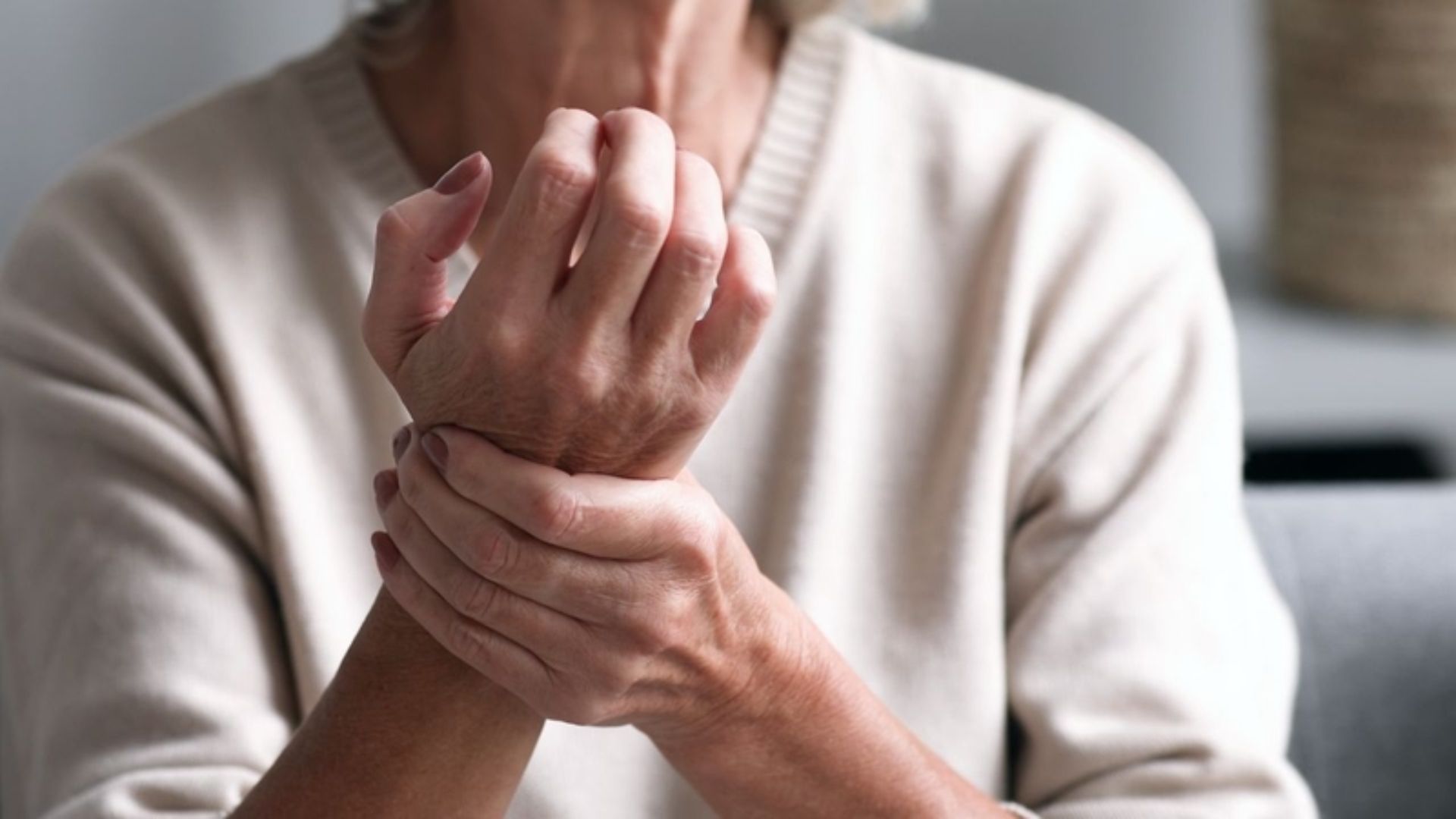 Người bệnh có thể bị yếu tay hoặc giảm lực cầm nắm sau phẫu thuật hội chứng ống cổ tay