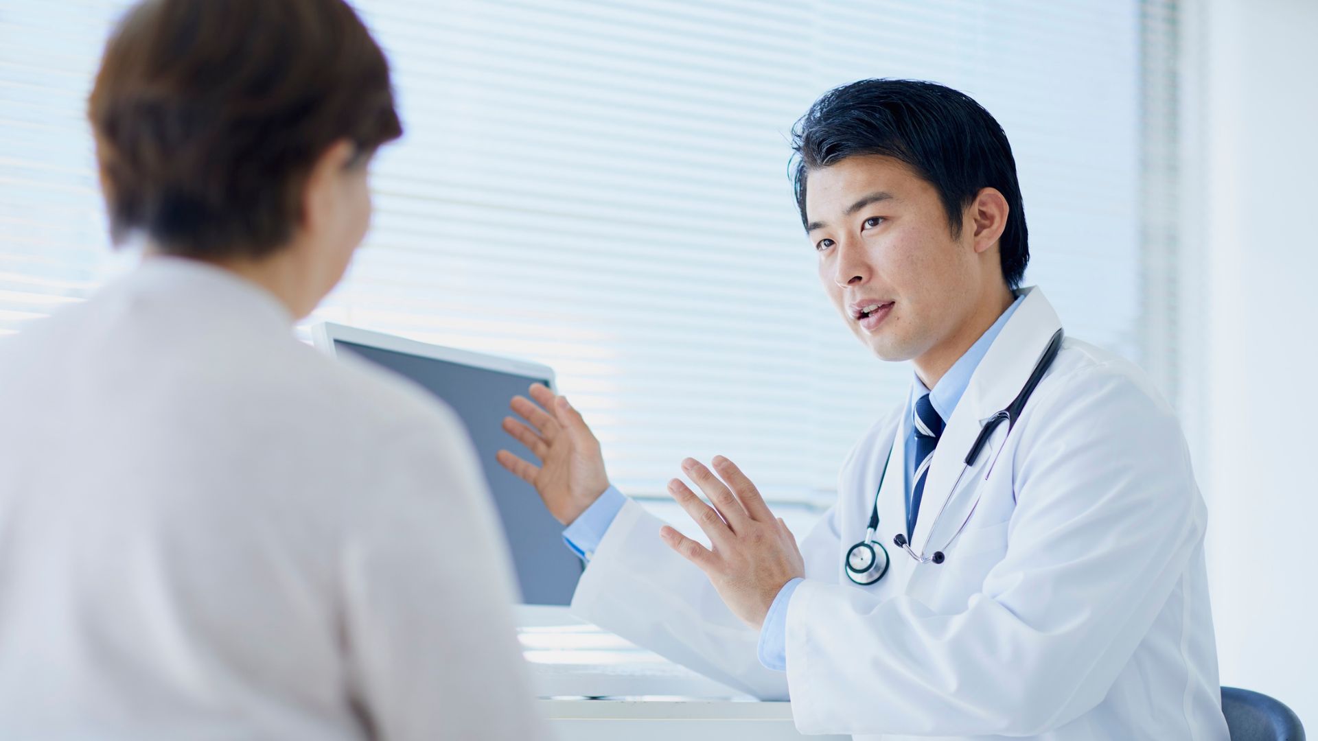 Tái khám bác sĩ theo đúng lịch hẹn là việc làm cần thiết sau mổ