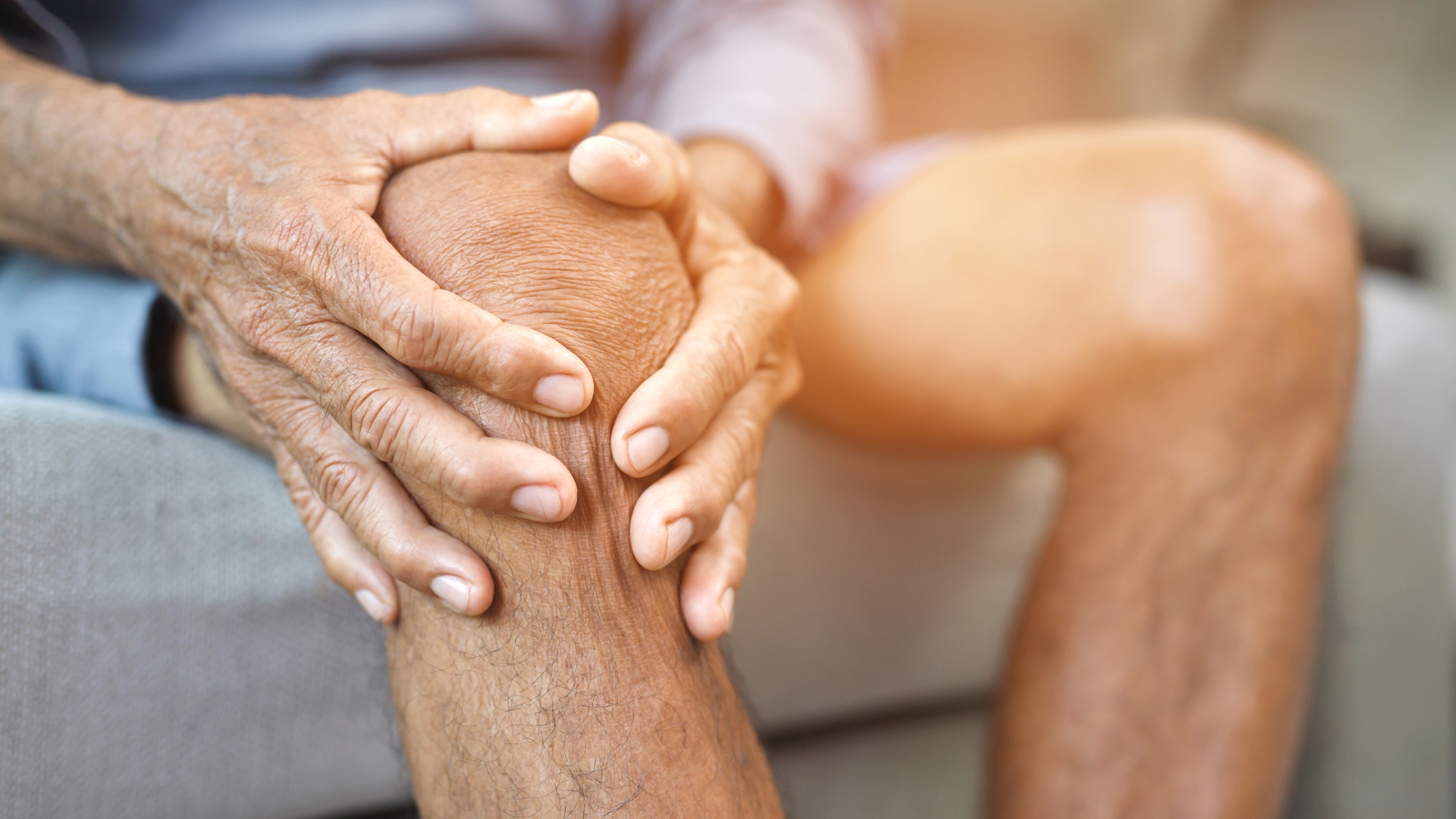 Cứng khớp gối hoặc lỏng gối là những biến chứng muộn, thường xuất hiện sau giai đoạn phục hồi