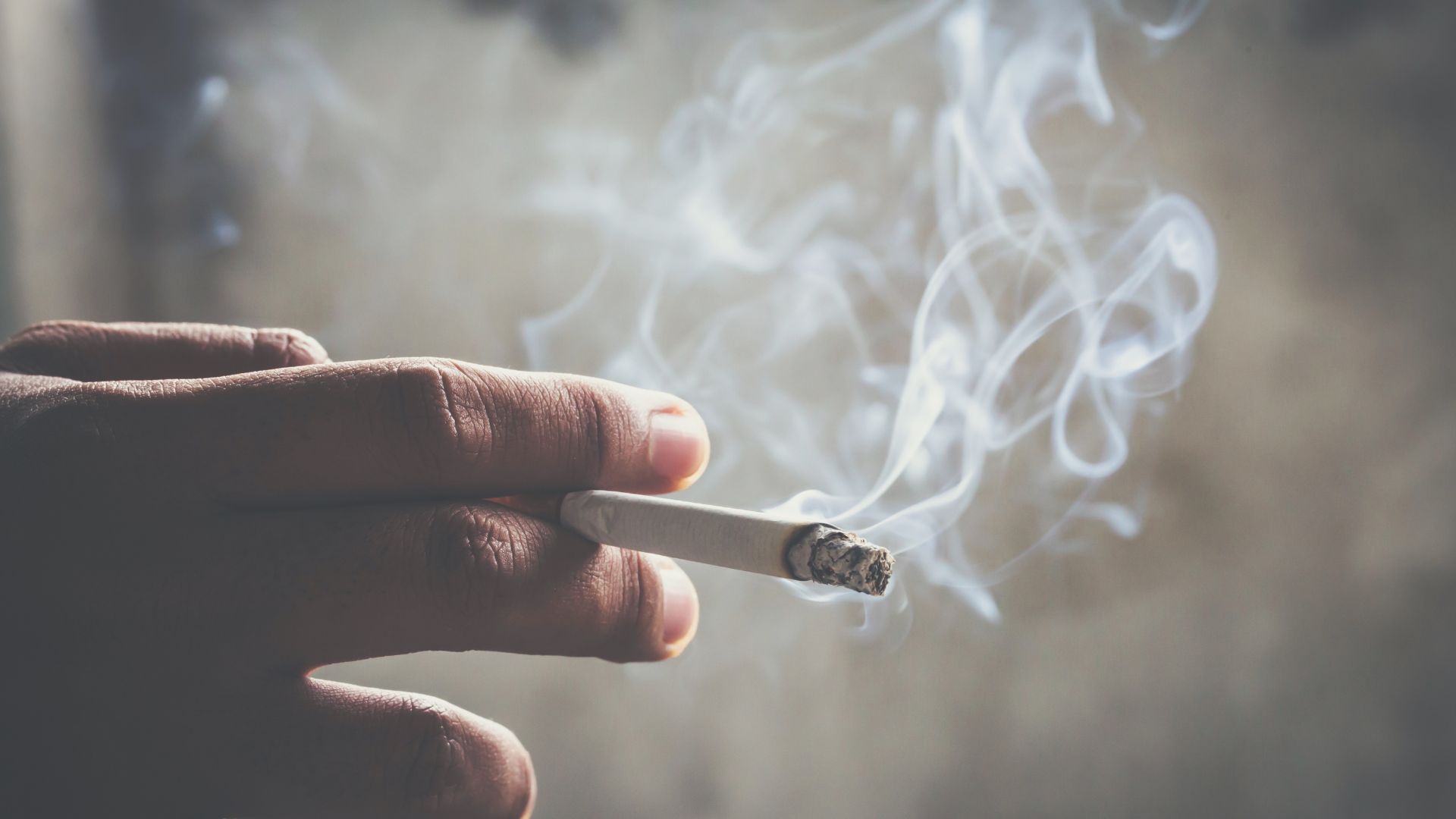 Bệnh nhân hút thuốc lá có nguy cơ nhiễm trùng cao gấp đôi do nicotine làm co mạch máu, giảm oxy đến vết mổ