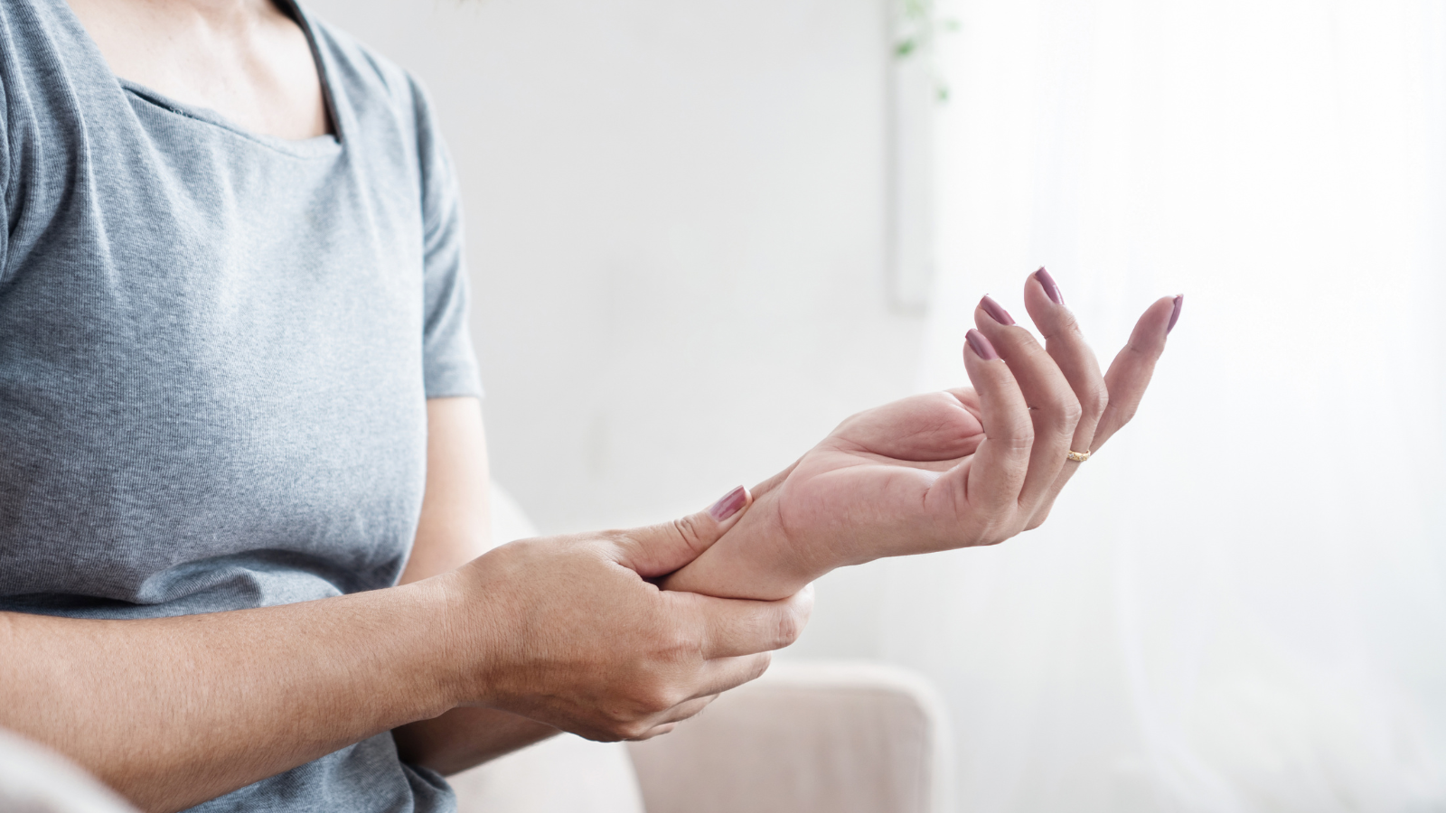 Biểu hiện của người bị thiếu kali có thể bao gồm yếu cơ, chuột rút, mệt mỏi và tim đập nhanh