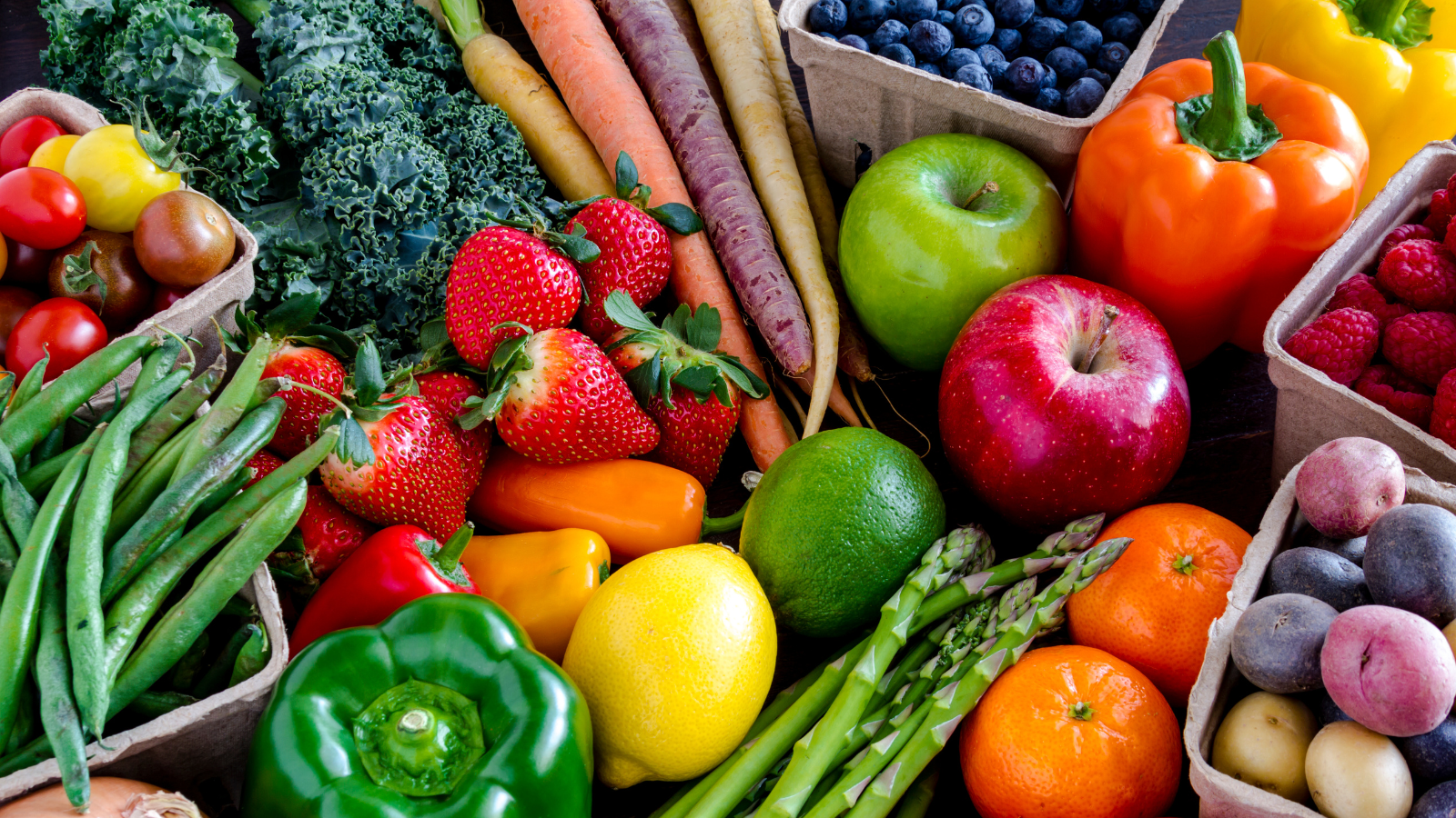 Tăng cường rau xanh, trái cây và khoai củ giúp bổ sung kali tự nhiên