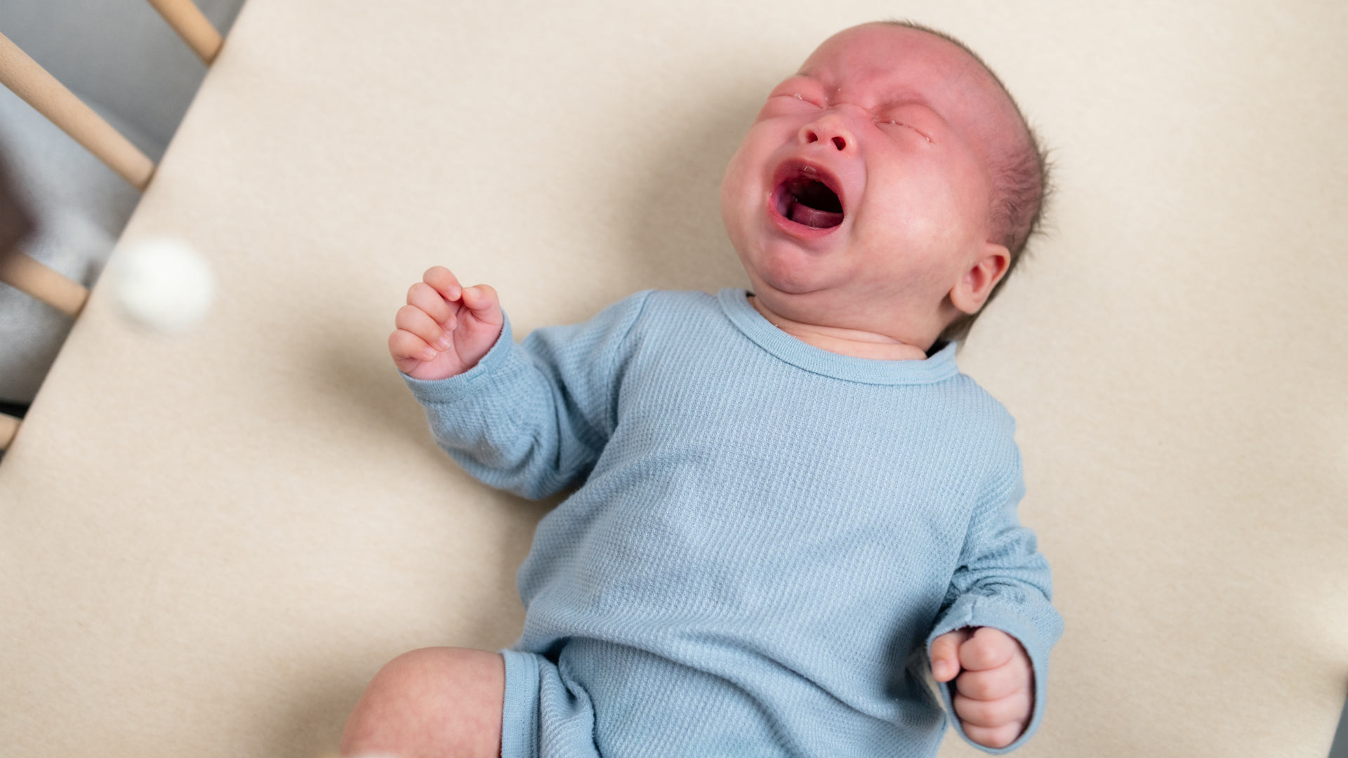 Trẻ vặn mình và thường xuyên khóc nhiều có thể là dấu hiệu bệnh lý