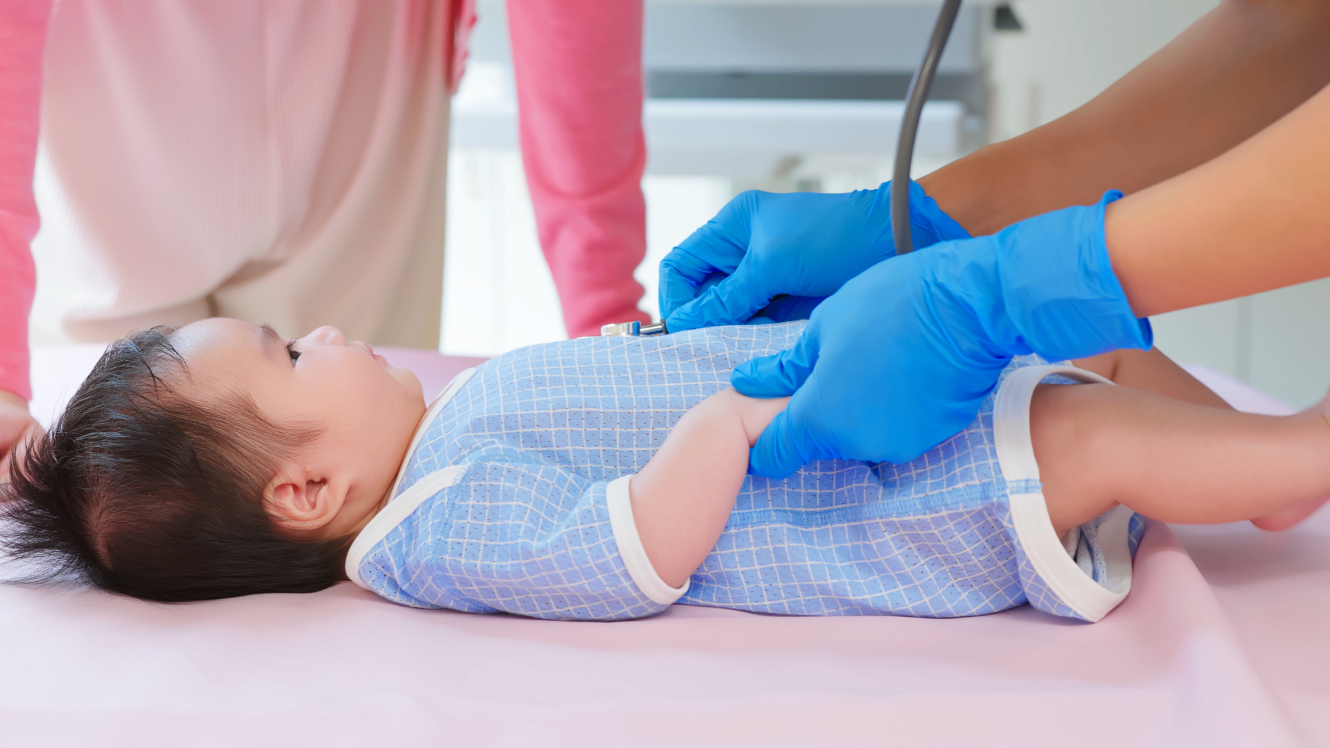 Cha mẹ nên đưa bé đi khám nếu nghi ngờ vặn mình do bệnh lý