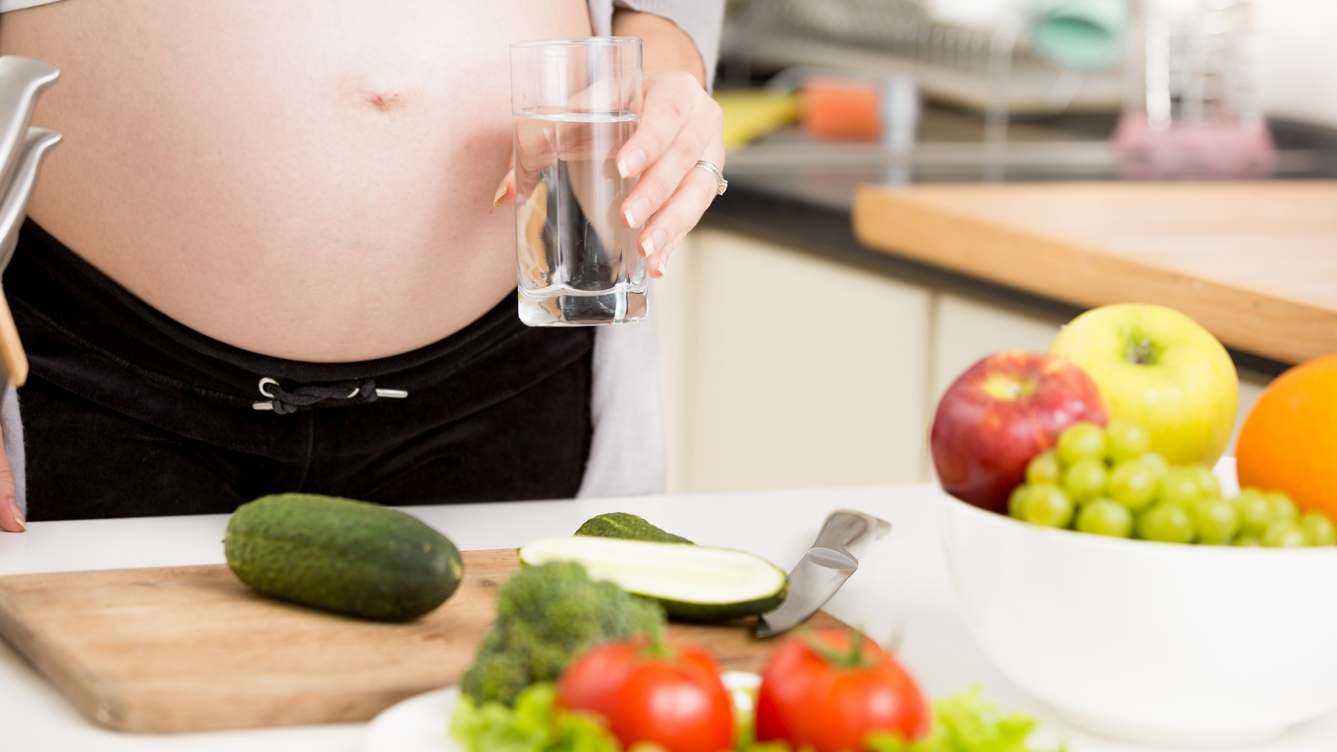 Bổ sung nước đều đặn trong ngày giúp giảm nguy cơ mất nước, đặc biệt khi có nôn ói