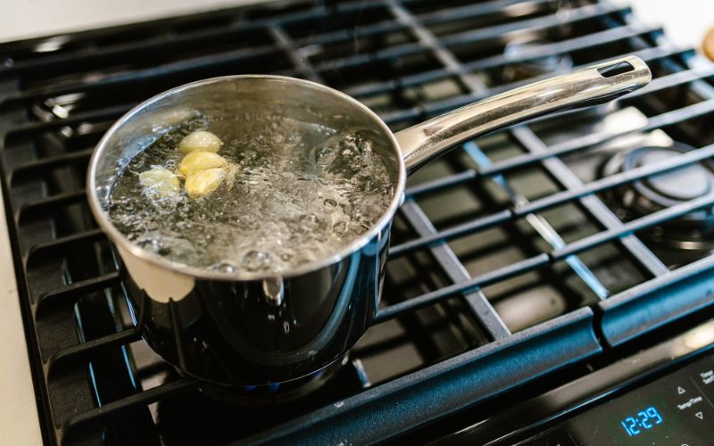 Ăn uống sạch sẽ, ăn chín uống sôi giúp hạn chế các tác nhân gây viêm đường tiêu hóa ở cả người lớn và trẻ em