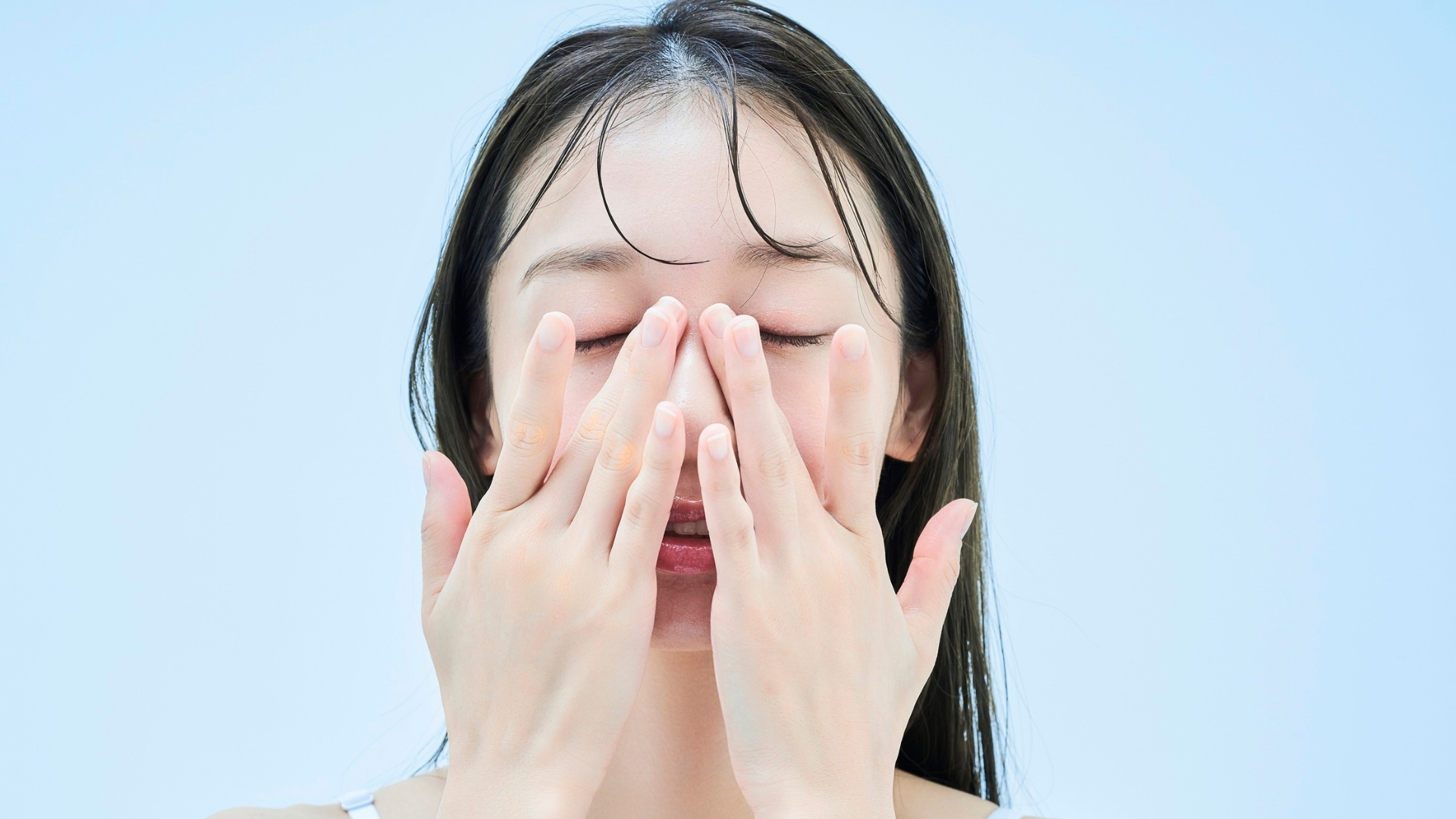 Việc không loại bỏ hoàn toàn bụi bẩn, kem chống nắng hoặc lớp trang điểm có thể khiến các tạp chất lưu lại trên da