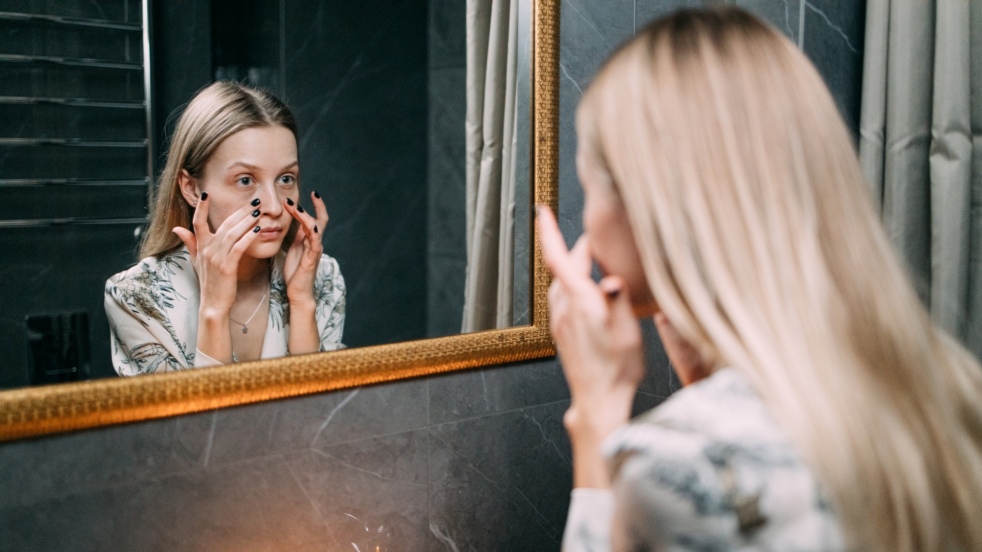 Thói quen chạm tay lên mặt thường xuyên cũng có thể góp phần làm tình trạng bít tắc trở nên nghiêm trọng hơn