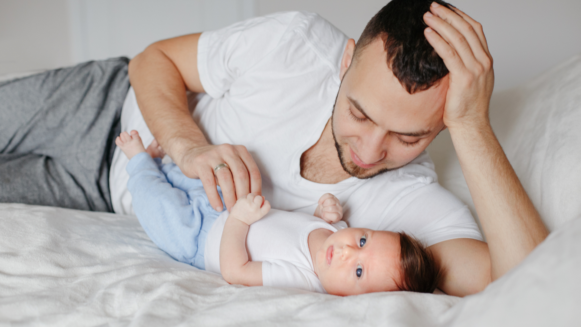 Bố bị viêm gan B vẫn có thể ôm, hôn và chăm sóc con một cách bình thường trong sinh hoạt hàng ngày