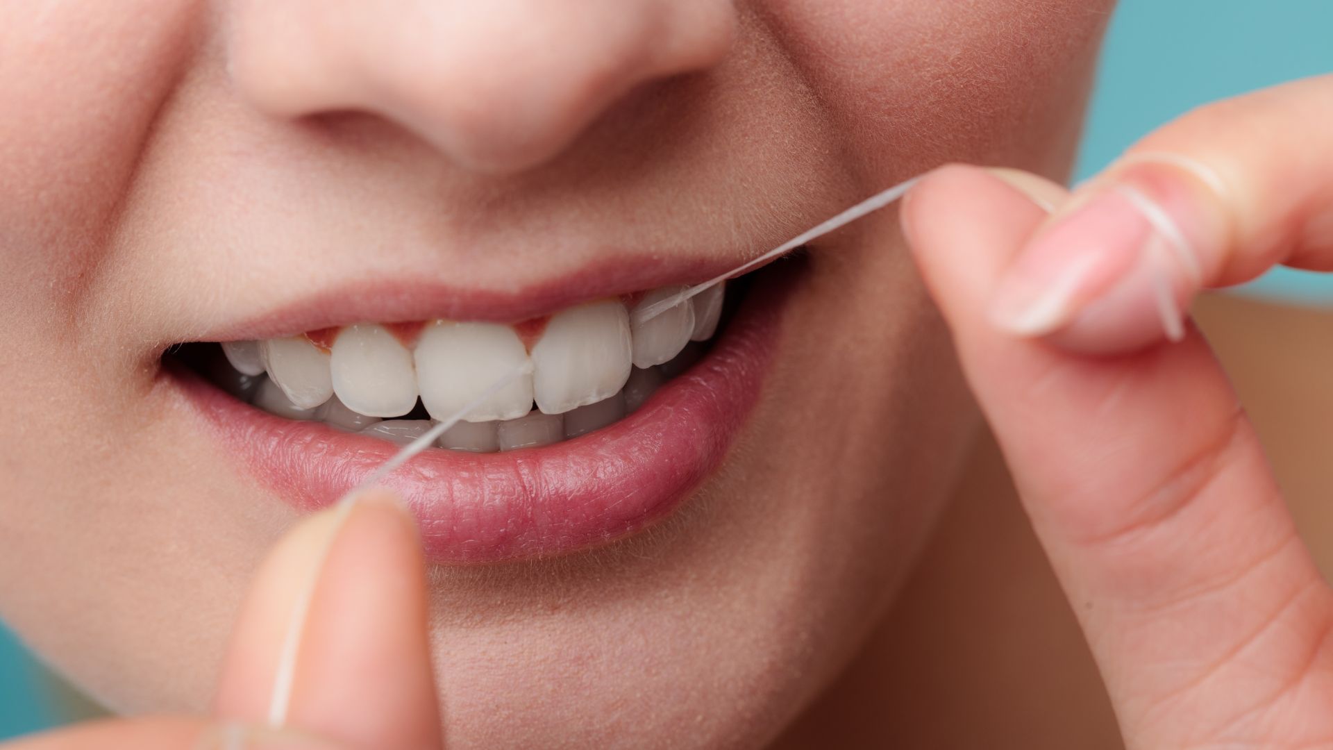 Vệ sinh răng miệng đúng cách mỗi ngày giúp hạn chế mảng bám quanh răng sứ và duy trì hơi thở dễ chịu