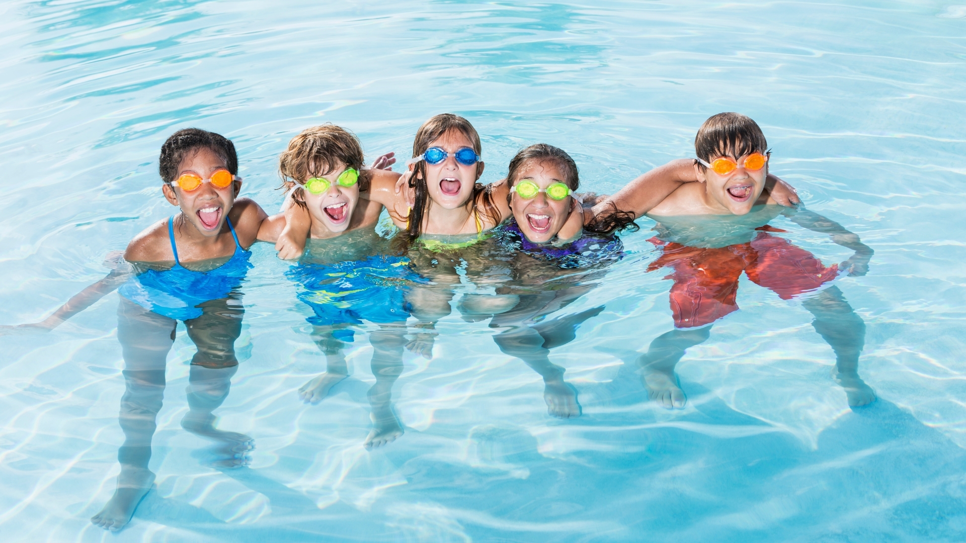 Bơi lội là môn vận động toàn thân, kích hoạt đồng thời cơ tay, cơ chân, cơ lưng và cơ bụng