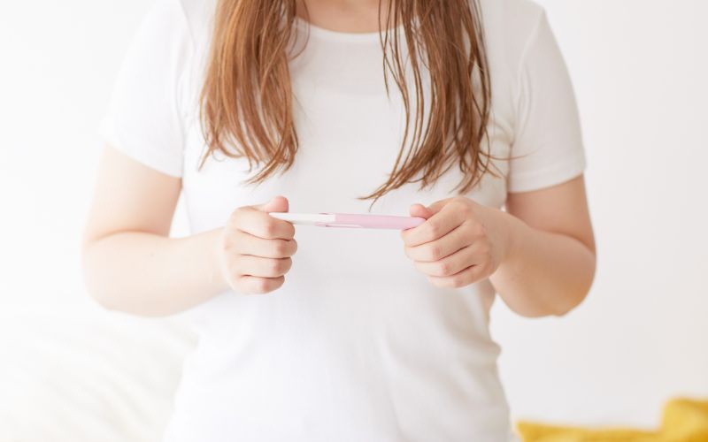 Sau khoảng 14 ngày, người vợ có thể thử thai để kiểm tra kết quả