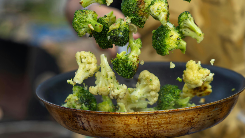 Tránh nấu quá lâu hoặc quá kỹ bông cải xanh để giữ màu và vitamin