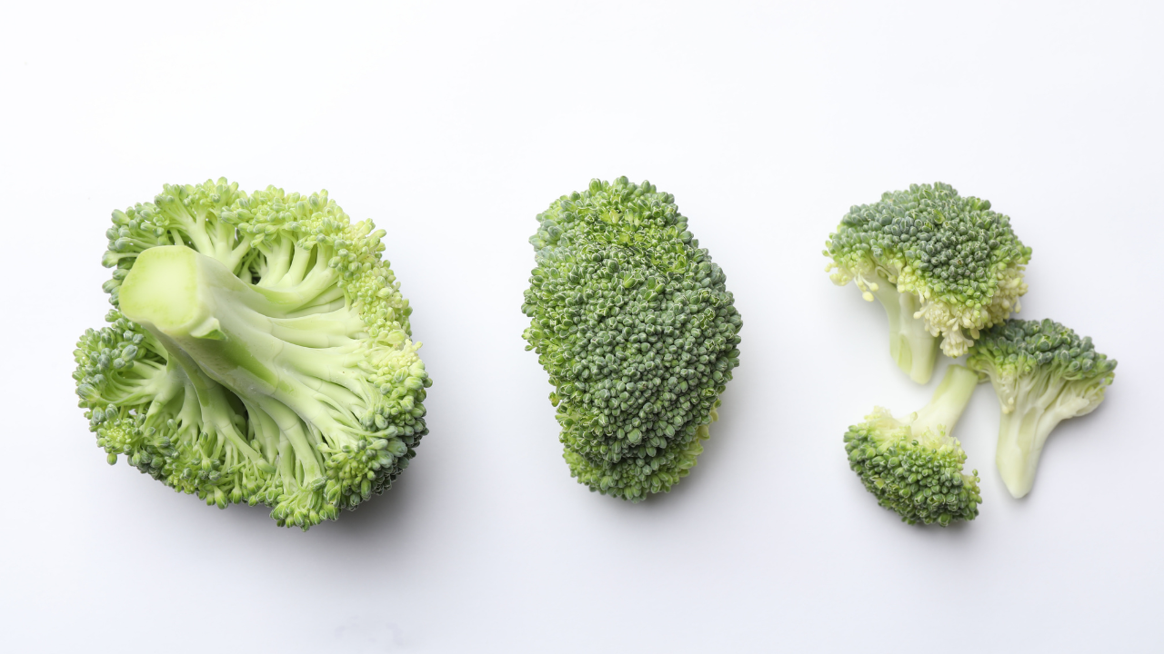 Cắt nhỏ và chần sơ qua nước sôi bông cải xanh và bảo quản tủ đông