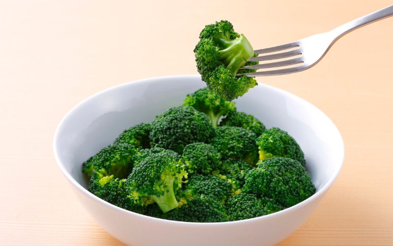 Với thành phần tương đồng nhau nhưng bông cải xanh chứa nhiều vitamin C và vitamin K hơn bông cải trắng