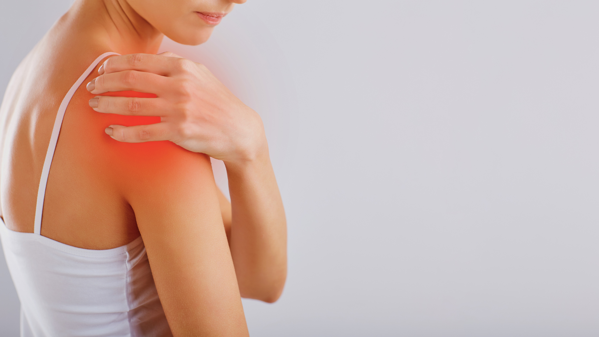 Triệu chứng bong gân bả vai gồm đau, sưng và khó cử động