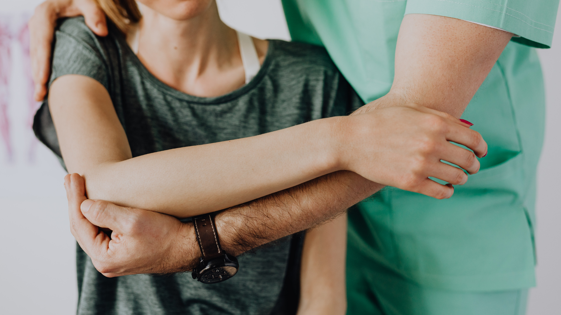 Tập các bài nhẹ để phục hồi vận động và tăng cường cơ quanh vai