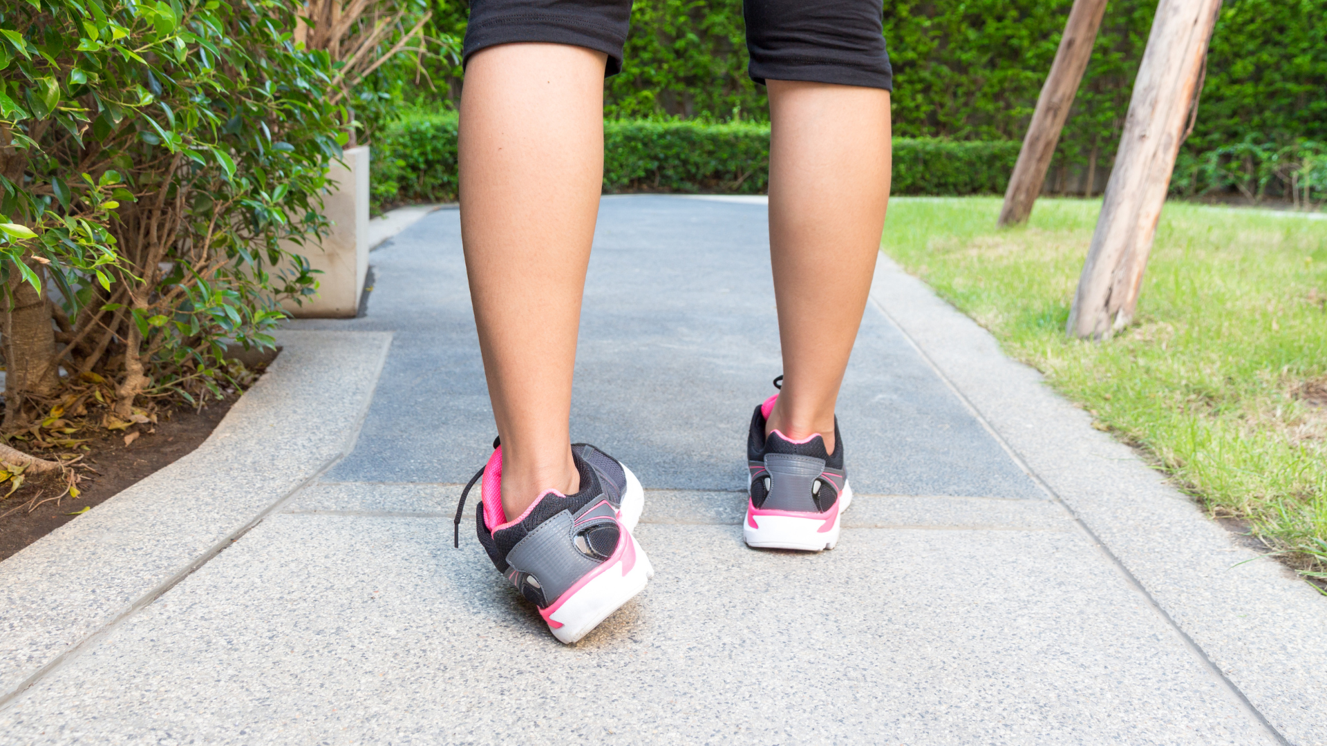 Bong gân bàn chân thường xảy ra khi vận động mạnh, chơi thể thao, hoặc bước hụt