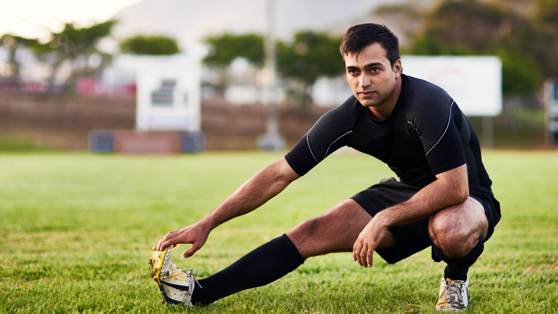 Khởi động kỹ trước khi chơi thể thao là bước quan trọng giúp cơ thể sẵn sàng vận động