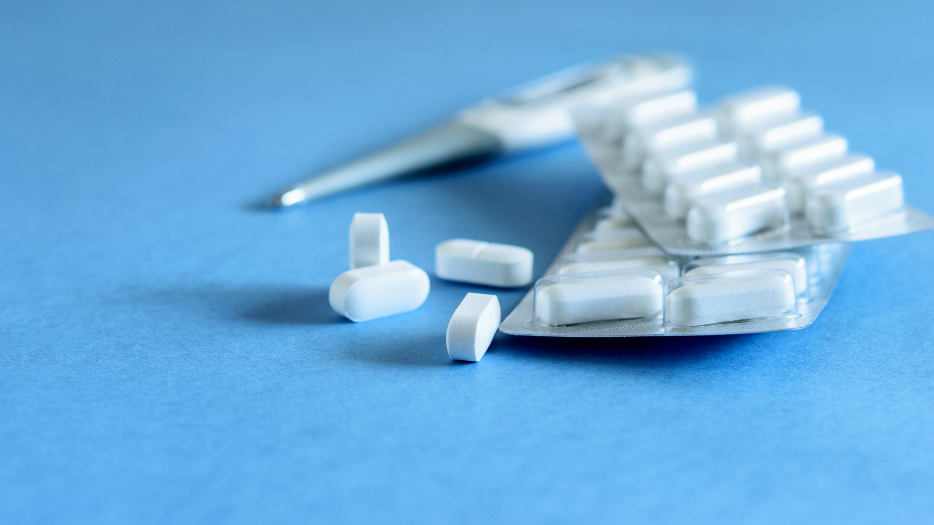 Khi bị bong gân, thuốc giảm đau và kháng viêm thường được sử dụng để giảm đau