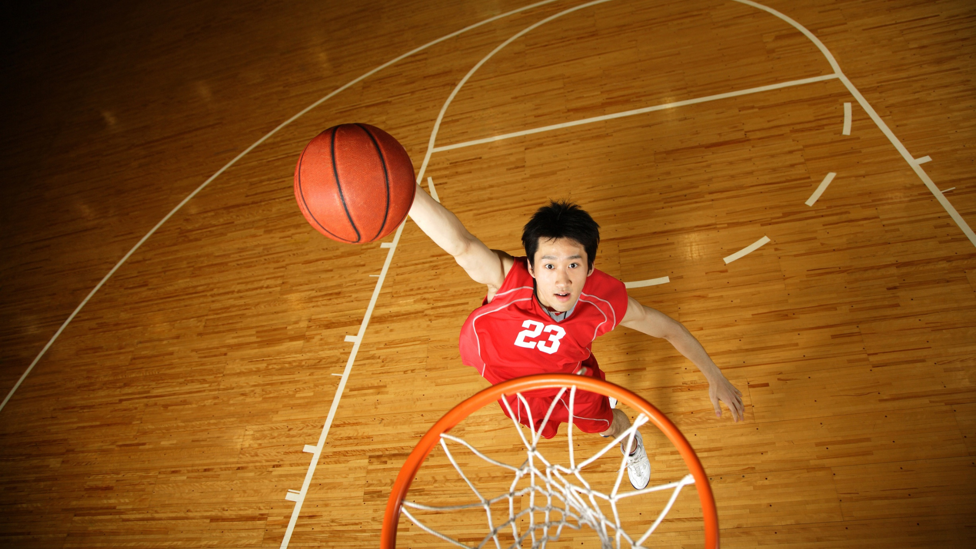 Các môn thể thao xoay người, bật nhảy, đổi hướng nhanh như bóng rổ dễ gây bong gân