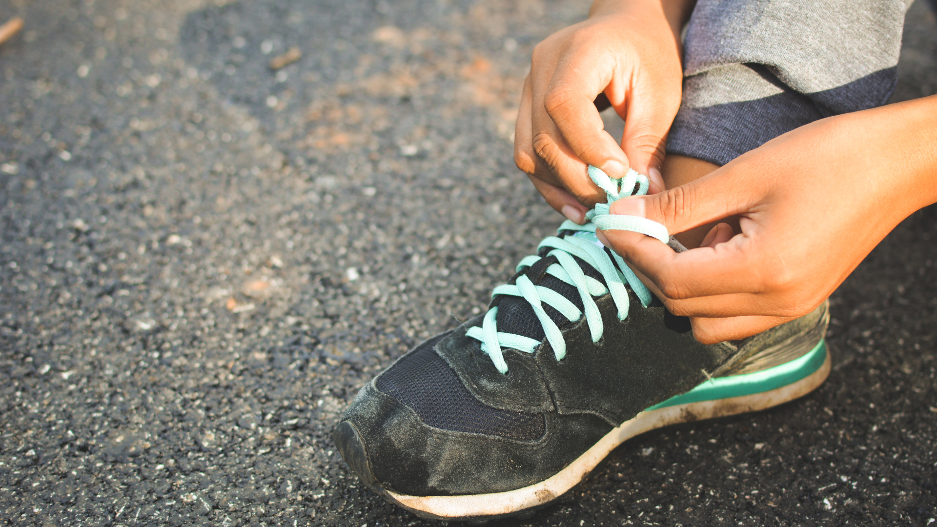 Đi giày dép không phù hợp có thể làm tăng nguy cơ bong gân mu bàn chân