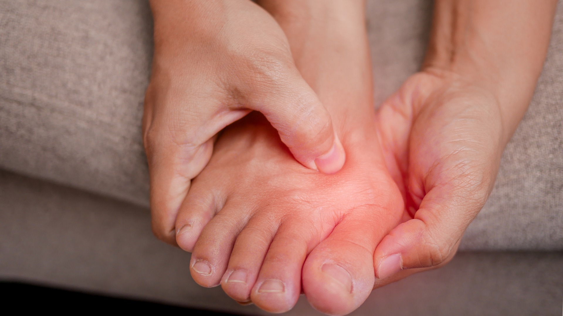 Bong gân ngón chân cái thường xảy ra khi dây chằng quanh khớp bị kéo giãn hoặc rách do chấn thương