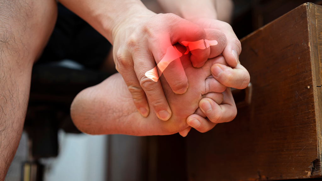 Đau nhói ngay sau chấn thương, nhất là khi chống chân hoặc cố gắng gập duỗi ngón