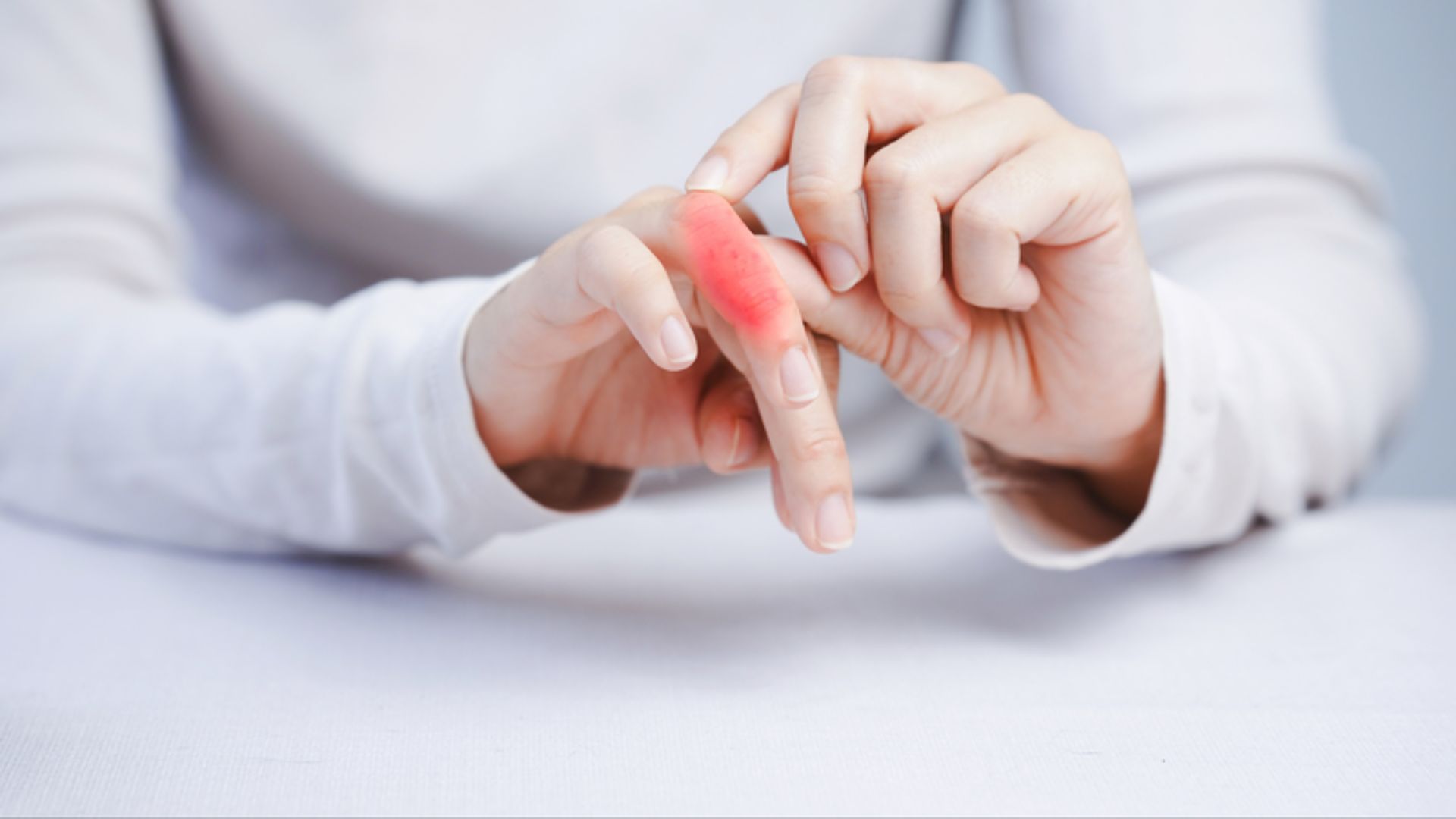 Đau nhói ngón tay sau chấn thương có thể là dấu hiệu bong gân ngón tay