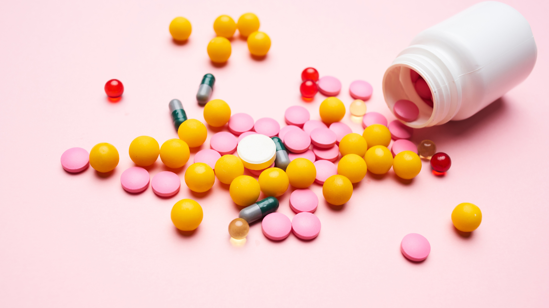 Bong gân, trật khớp có thể dùng thuốc giảm đau, kháng viêm không kê đơn hoặc theo chỉ định bác sĩ