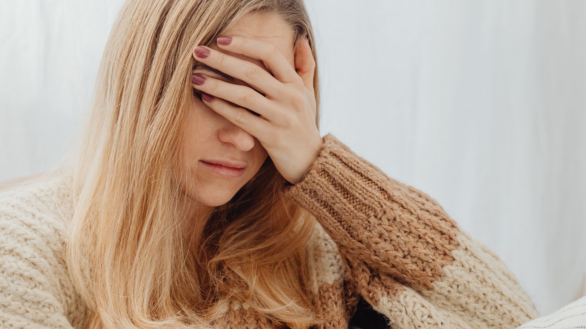 Tiếp xúc với môi trường lạnh lâu và người có sức khỏe yếu làm tăng nguy cơ bỏng lạnh