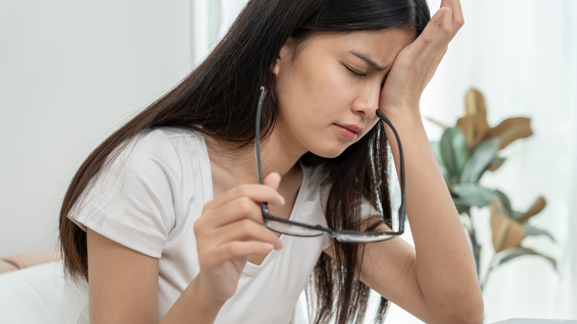 Ngủ không đủ giấc hoặc ngủ quá nhiều đều có thể khiến vùng mắt sưng phồng